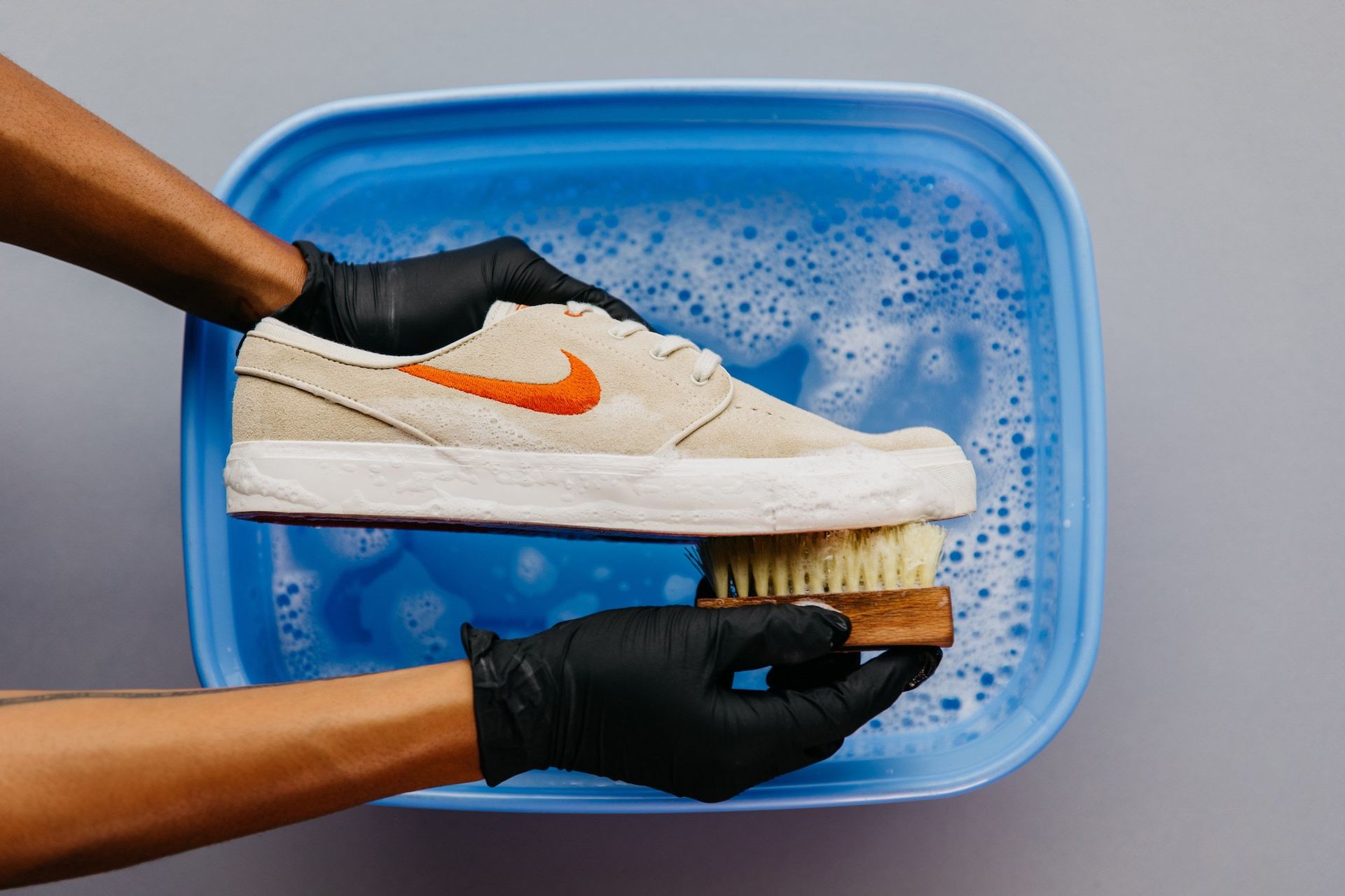 Cómo debes limpiar tus zapatillas para que queden como nuevas: es barato y  sencillo